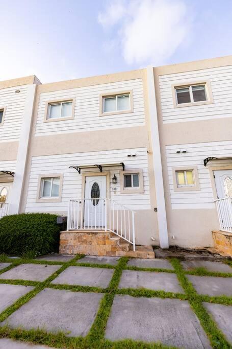 Comfortable 4Br Townhome At Calle 8 マイアミ エクステリア 写真