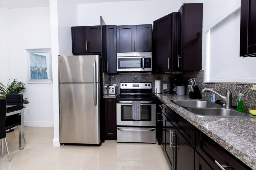 Comfortable 4Br Townhome At Calle 8 マイアミ エクステリア 写真