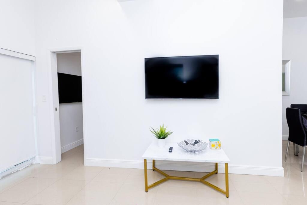 Comfortable 4Br Townhome At Calle 8 マイアミ エクステリア 写真